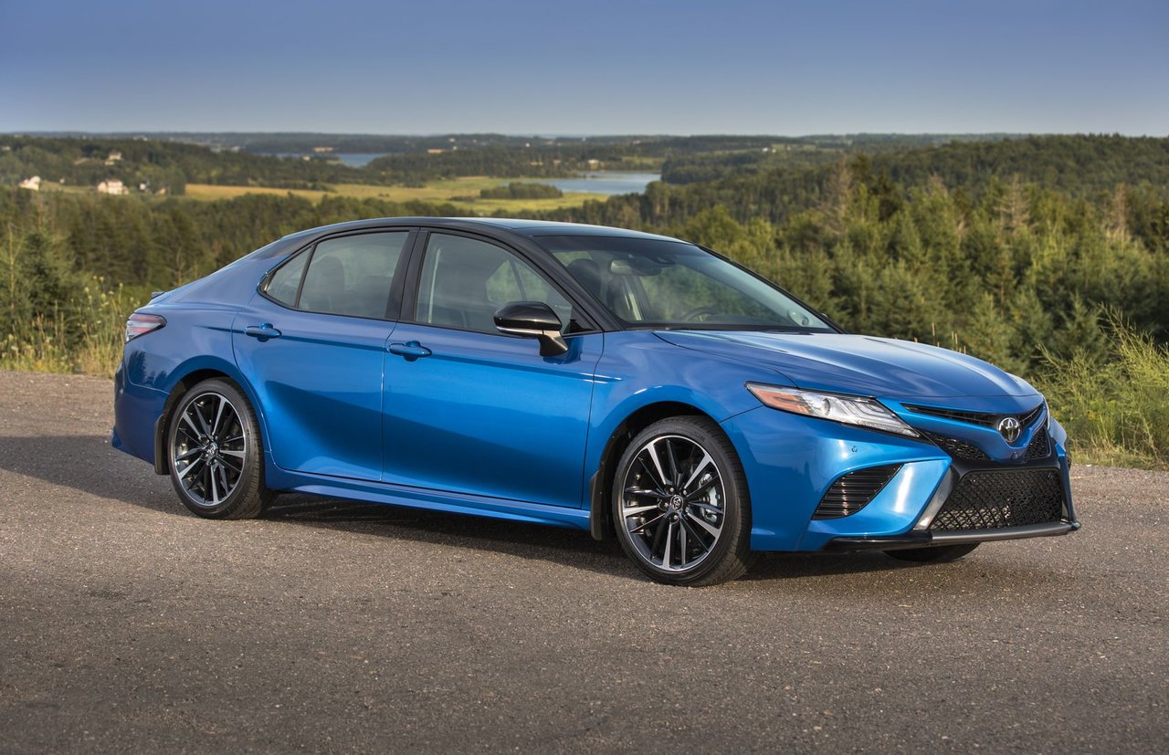 2018 Honda Accord Hybrid vs 2018 Toyota Camry Hybrid in Longueuil