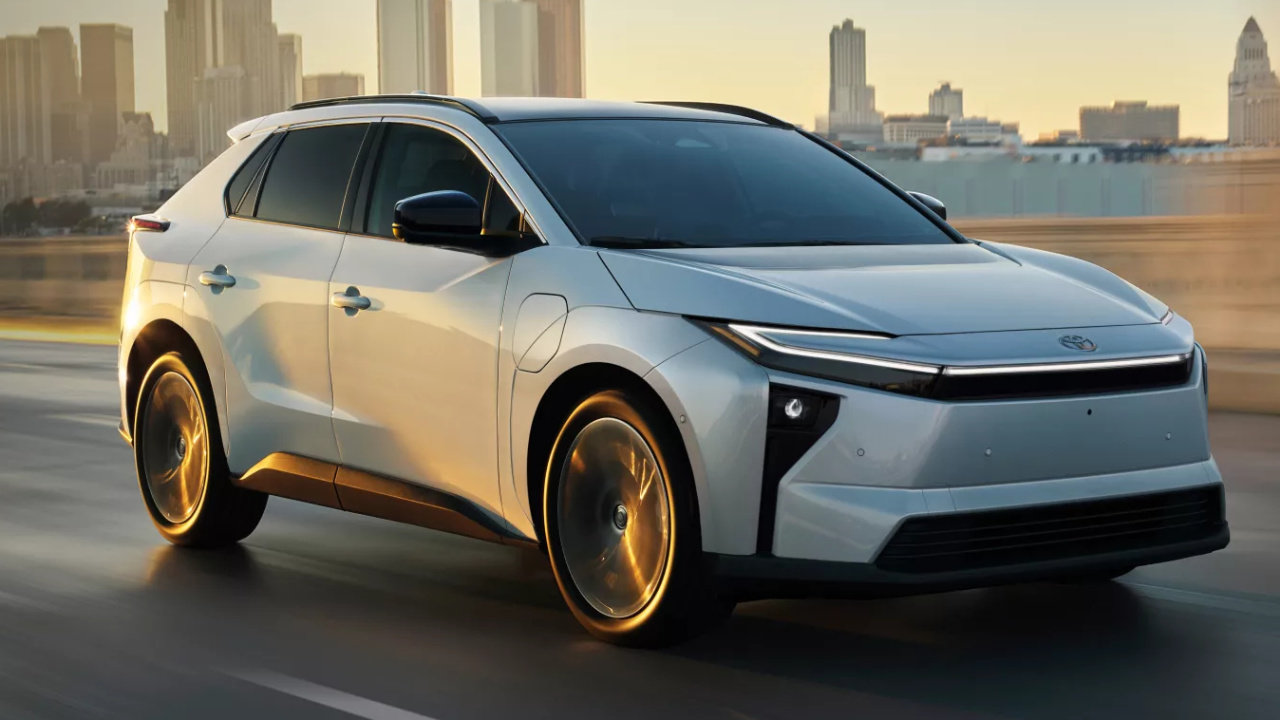 How does a Toyota hybrid car work?