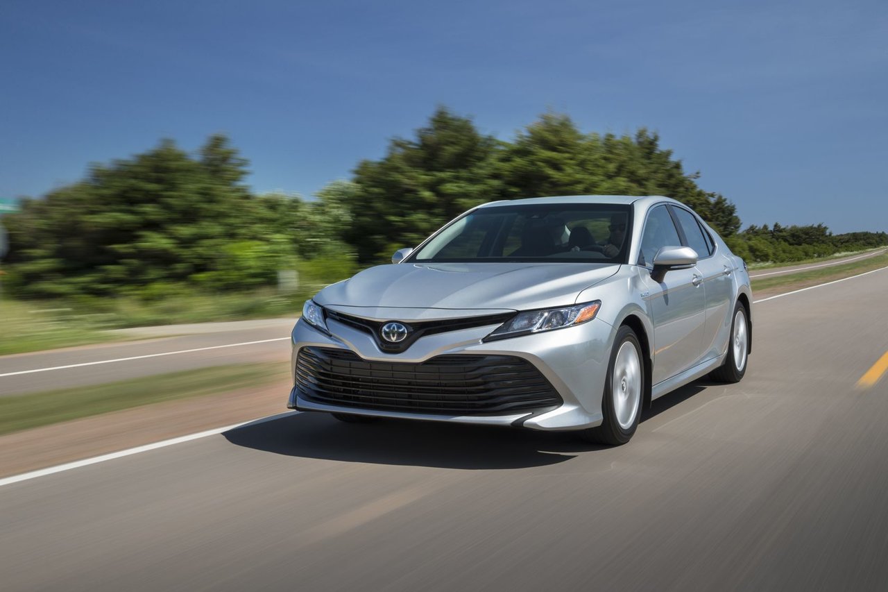 Ford Fusion hybride 2018 vs Toyota Camry hybride 2018 à Longueuil