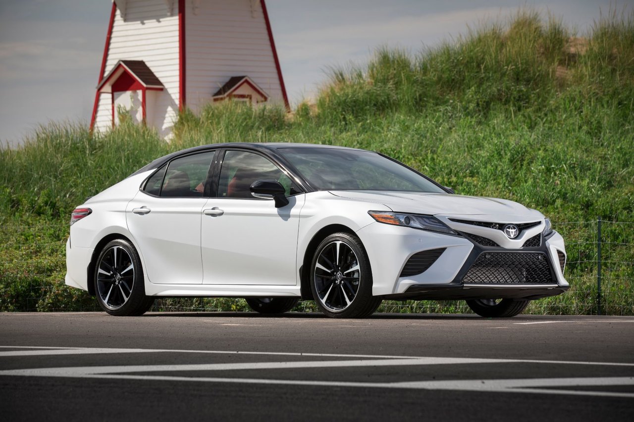 Honda Insight hybride 2019 vs Toyota Camry 2019 à Longueuil