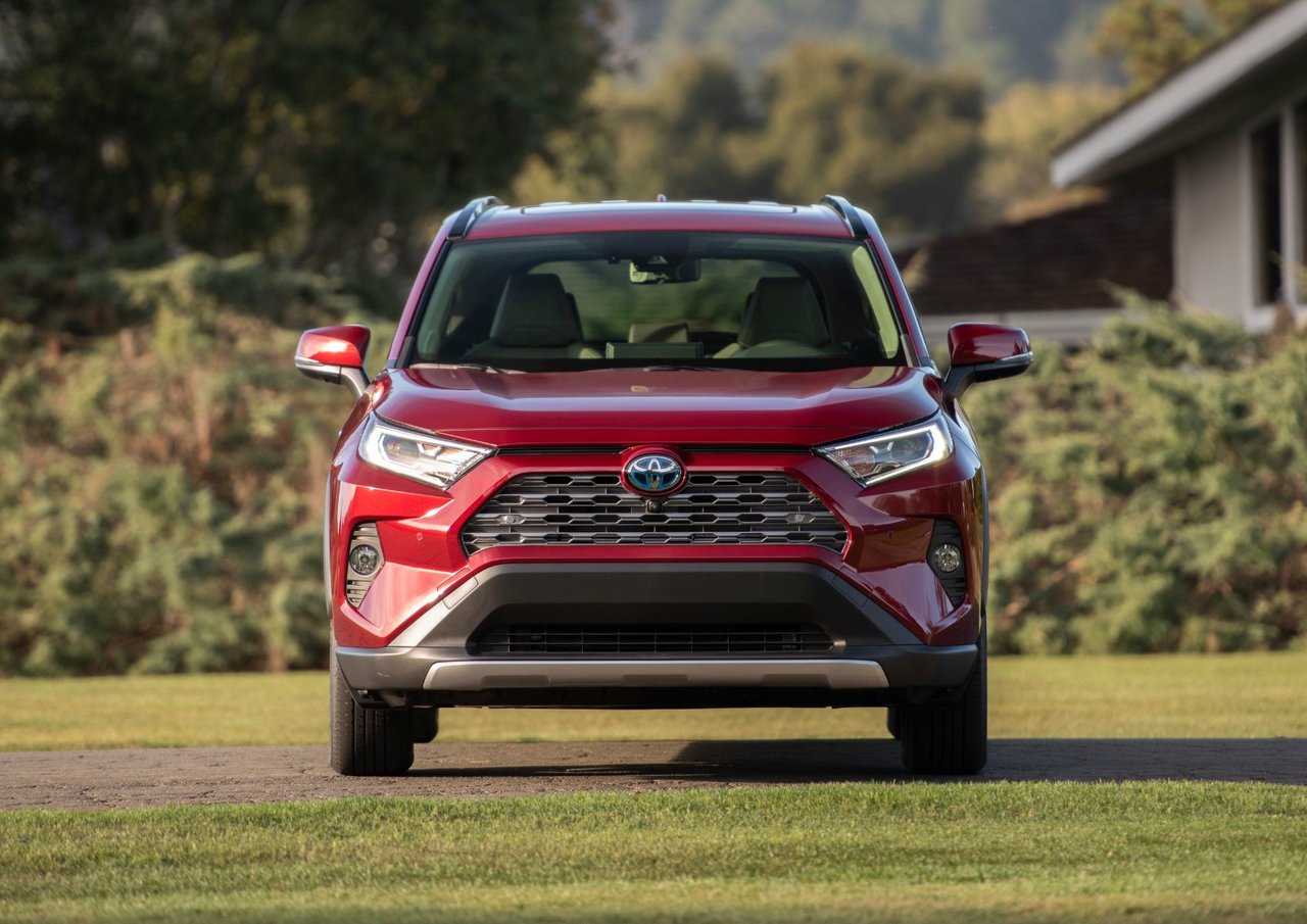 Buying or leasing a 2019 Toyota RAV4 at Longueuil Toyota