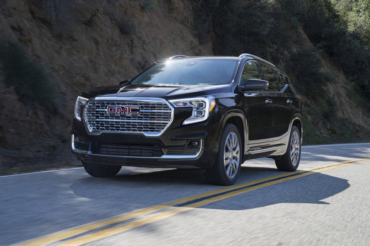 Comparaison du GMC Terrain 2024 et du Toyota RAV4 2024