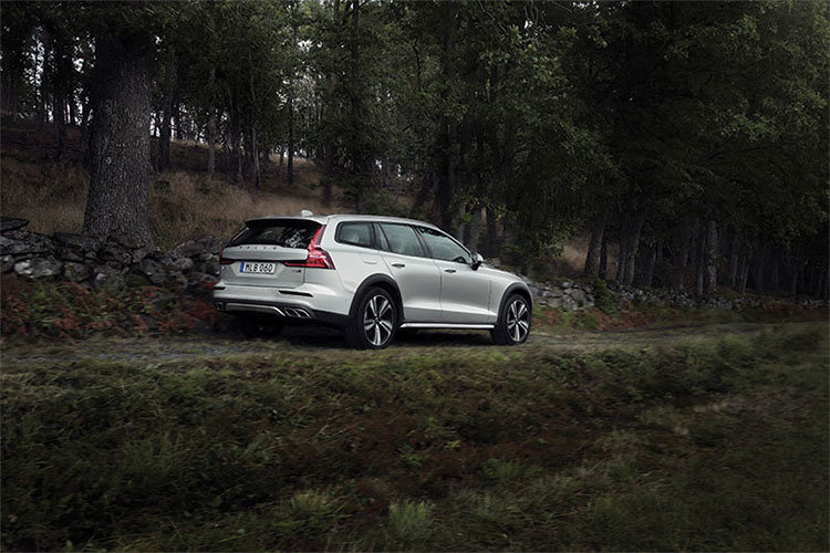 NEW VOLVO V60 CROSS COUNTRY