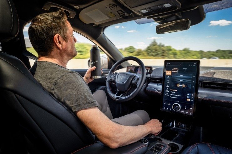 BLUECRUISE, LA NOUVELLE AIDE À LA CONDUITE INTELLIGENTE DE FORD