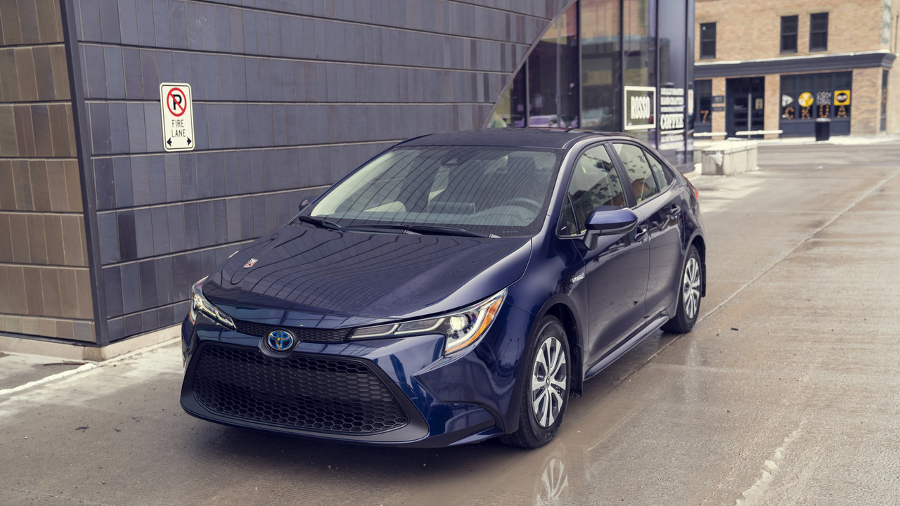Gros plan sur la Toyota Corolla Hybride LE à rouage intégral 2027
