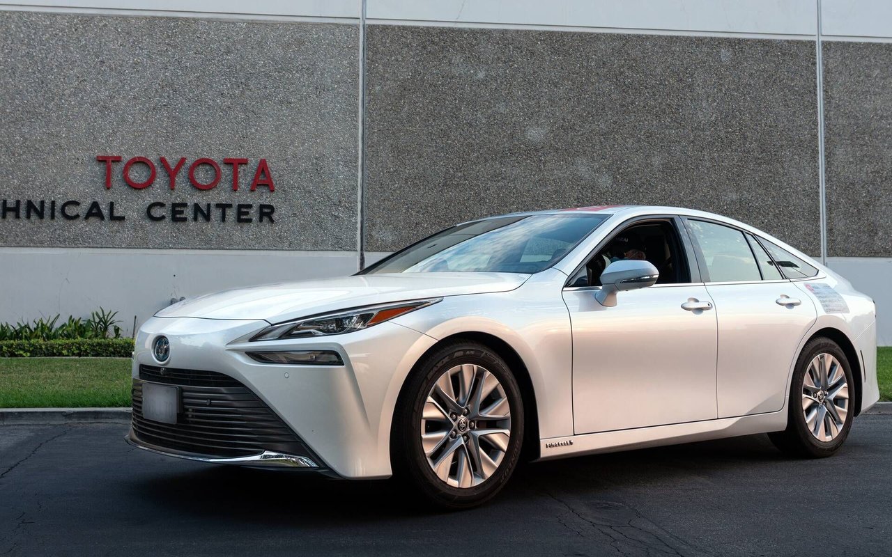 Record-breaking Toyota Mirai Goes 1,360 Km on Single Tank of Hydrogen