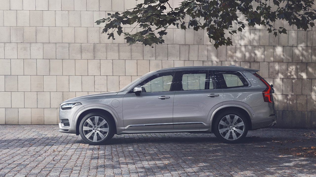 2021 Volvo XC90 vs. 2021 Mercedes-Benz GLE: Advanced Drivetrains and Scandinavian Style