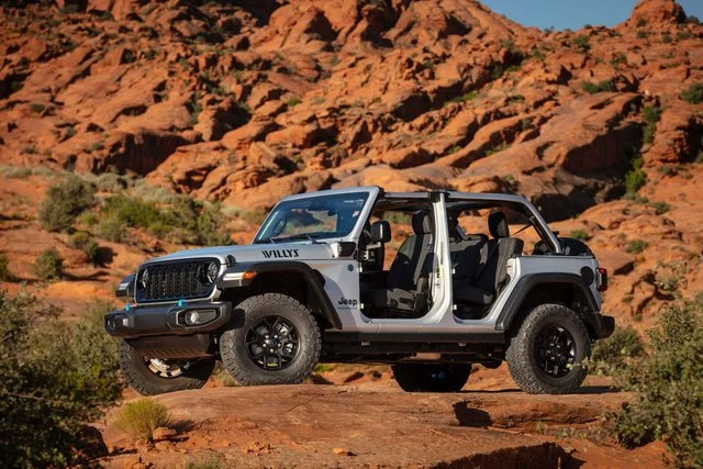 Du franchissement de rochers aux balades sur la plage : pourquoi le Wrangler 2024 est un incontournable cet été