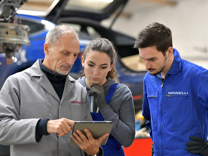 Un ou une apprenti (e) technicien(ne) automobile