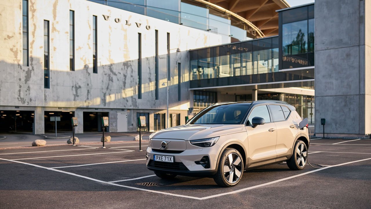 2026 Volvo EX40 vs. EC40: What You Need to Know to Help You Choose