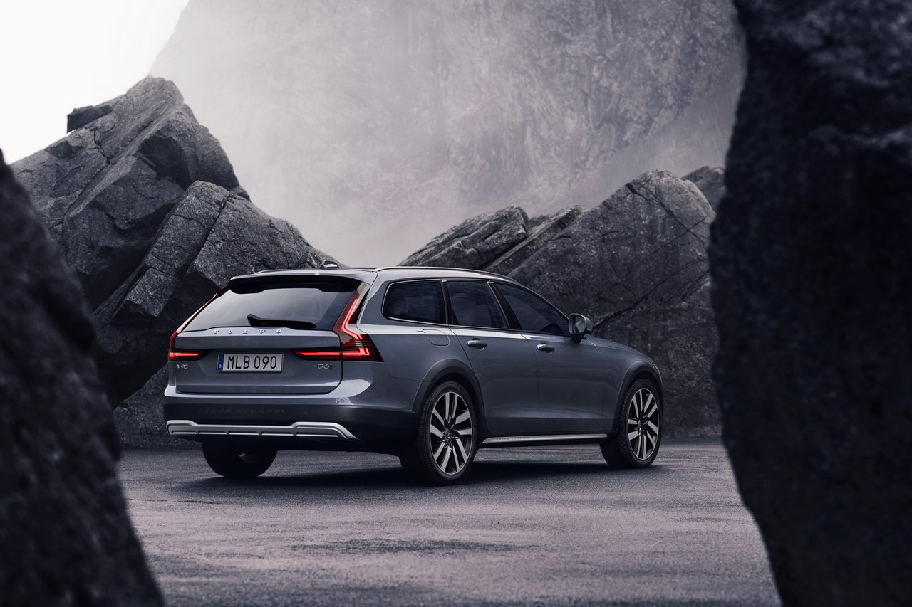 What's the difference between the Volvo B6 engine and the T6 engine?