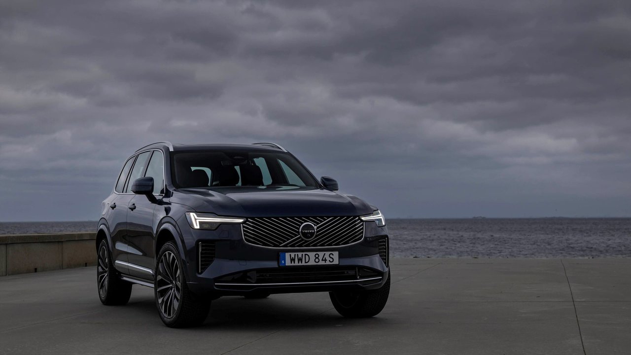 Volvo XC90 T8 Recharge vs. XC90 B6 AWD: Choosing the Right Powertrain for Mississauga Families