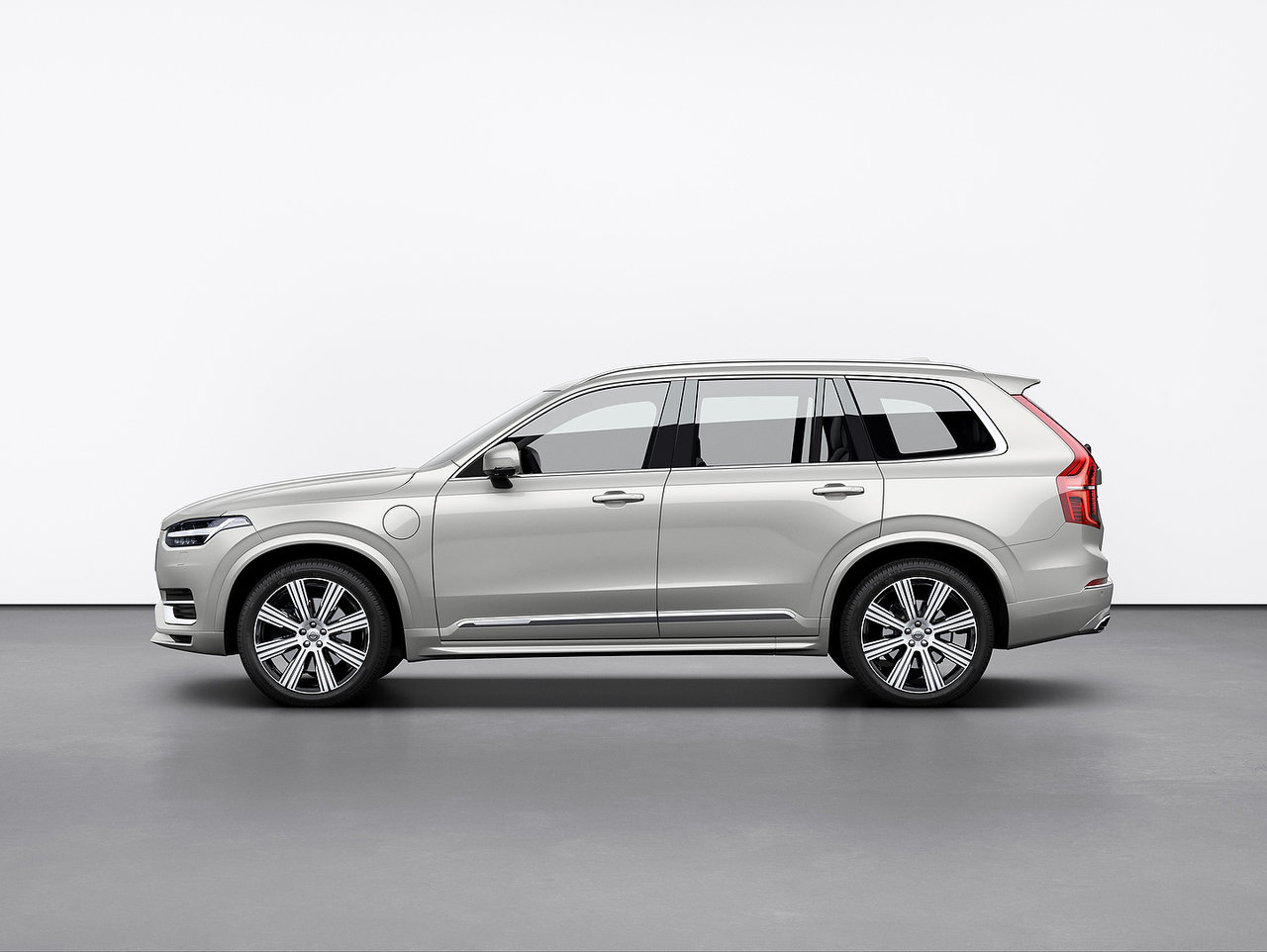 Volvo XC90 T8 Recharge vs. Porsche Cayenne E-Hybrid: Volvo Creates a More Practical SUV