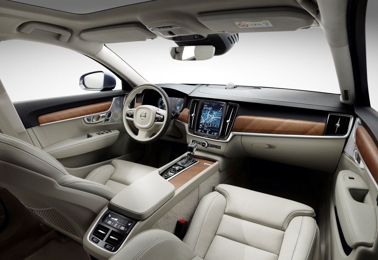 Which 2025 Volvo Models Include the Bowers & Wilkins Premium Sound System?