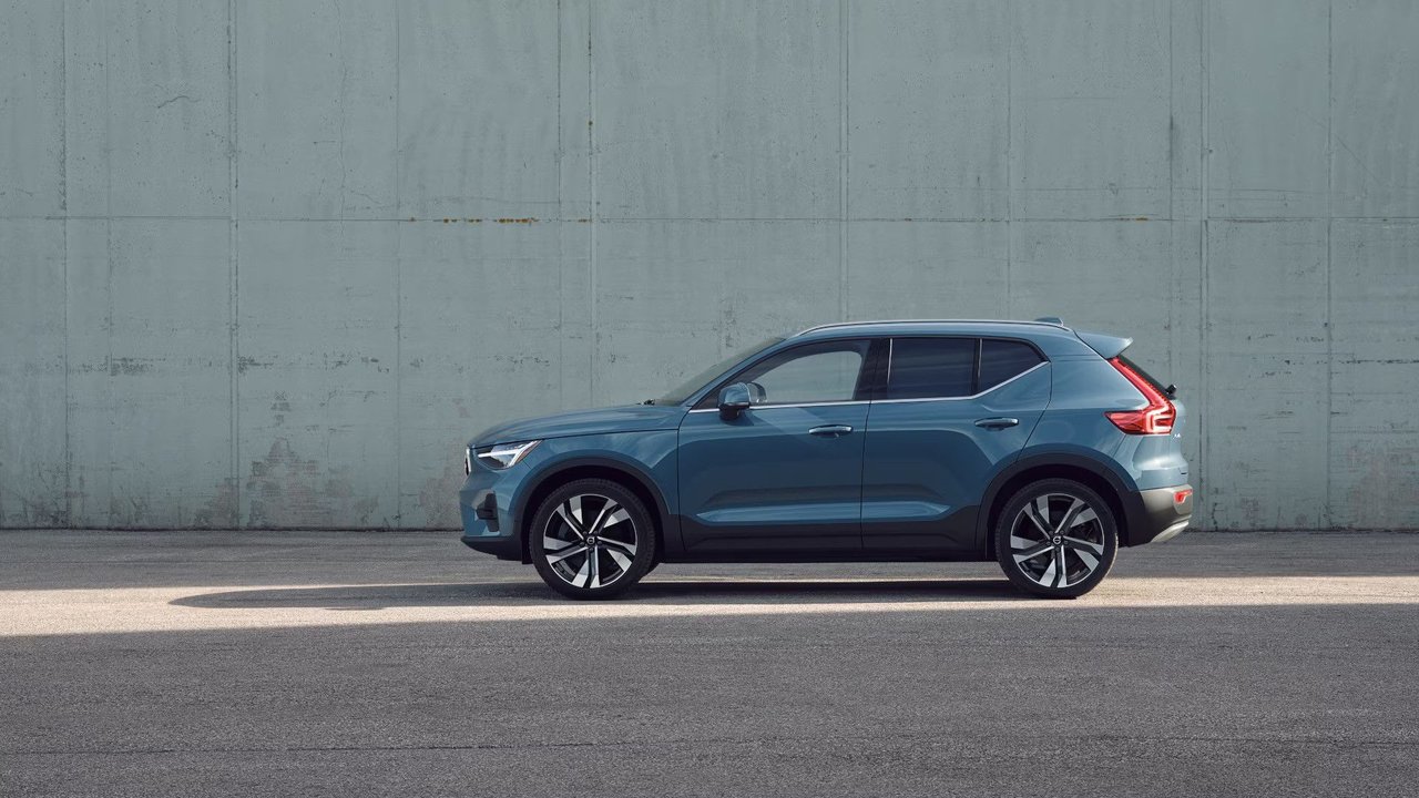 2025 Volvo XC40 vs XC60: Which SUV Offers More for Young Families?