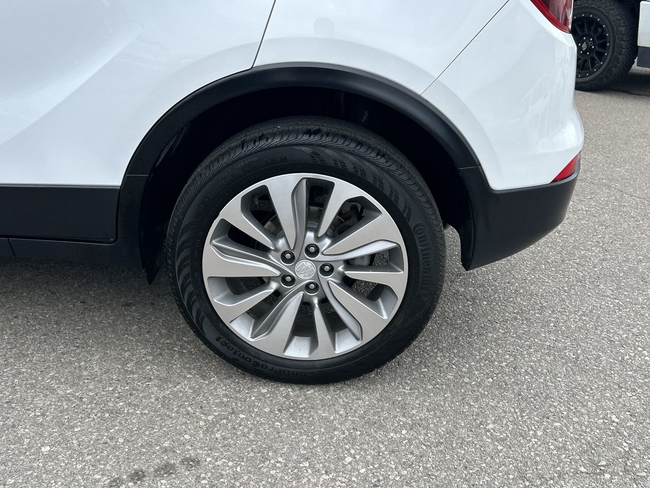 Used 2019 Summit White Buick PREFERRED image 18
