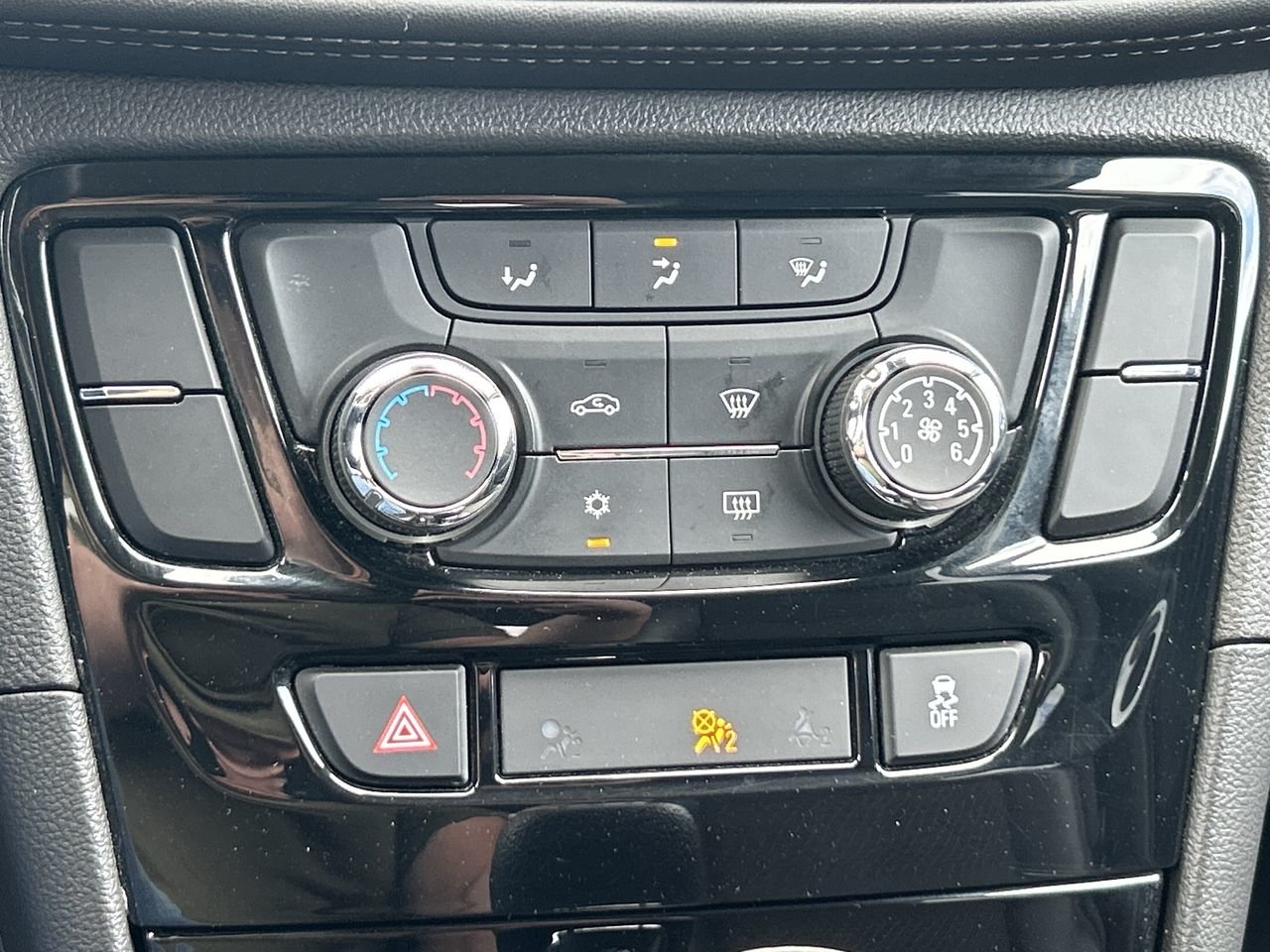 Used 2019 Summit White Buick PREFERRED image 24