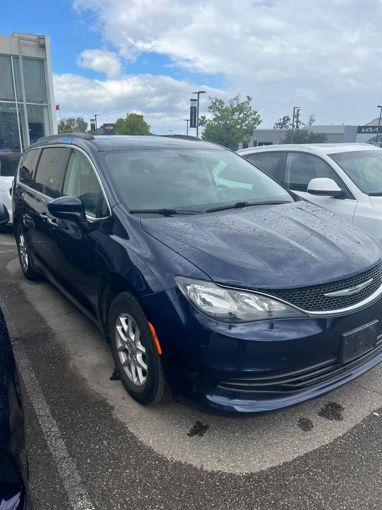Used 2018  Chrysler TOURING image 2