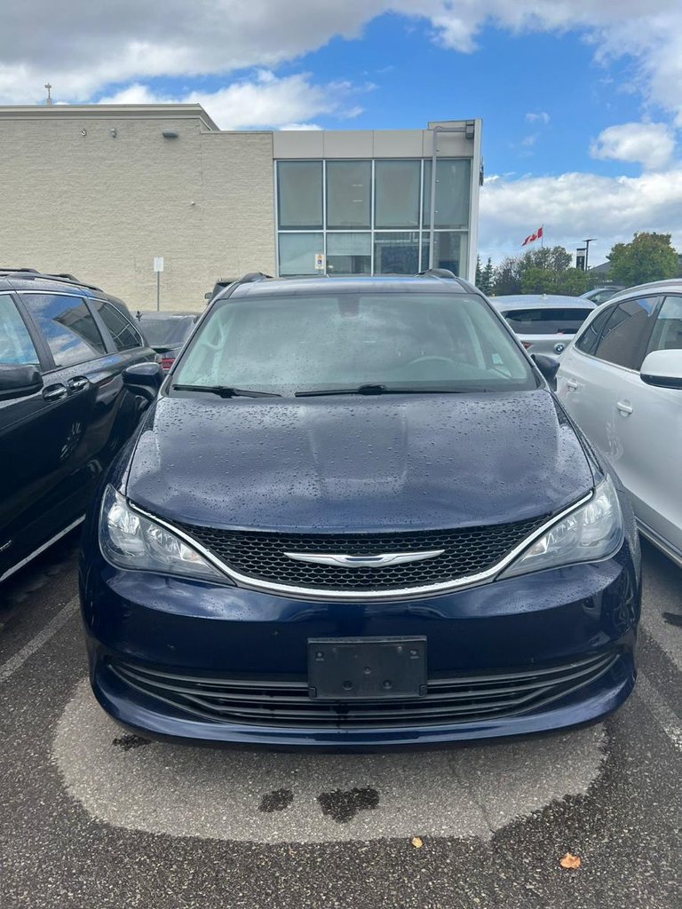 Used 2018  Chrysler TOURING image 3