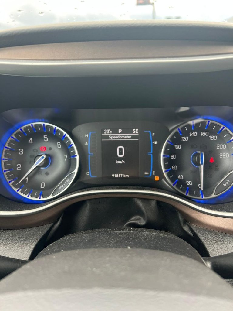 Used 2018  Chrysler TOURING image 9