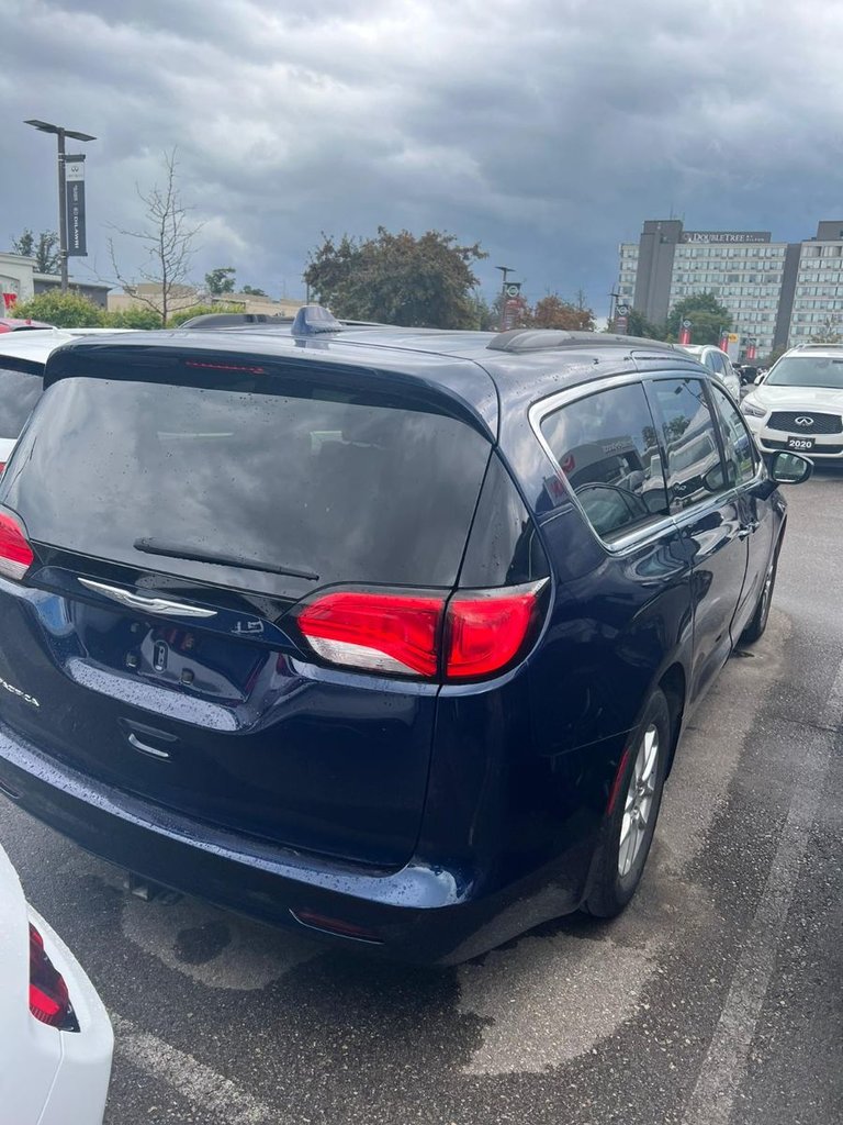 Used 2018  Chrysler TOURING image 5