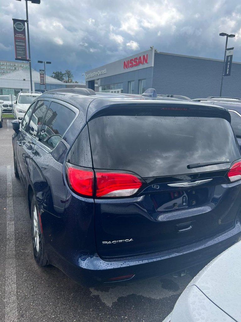 Used 2018  Chrysler TOURING image 4