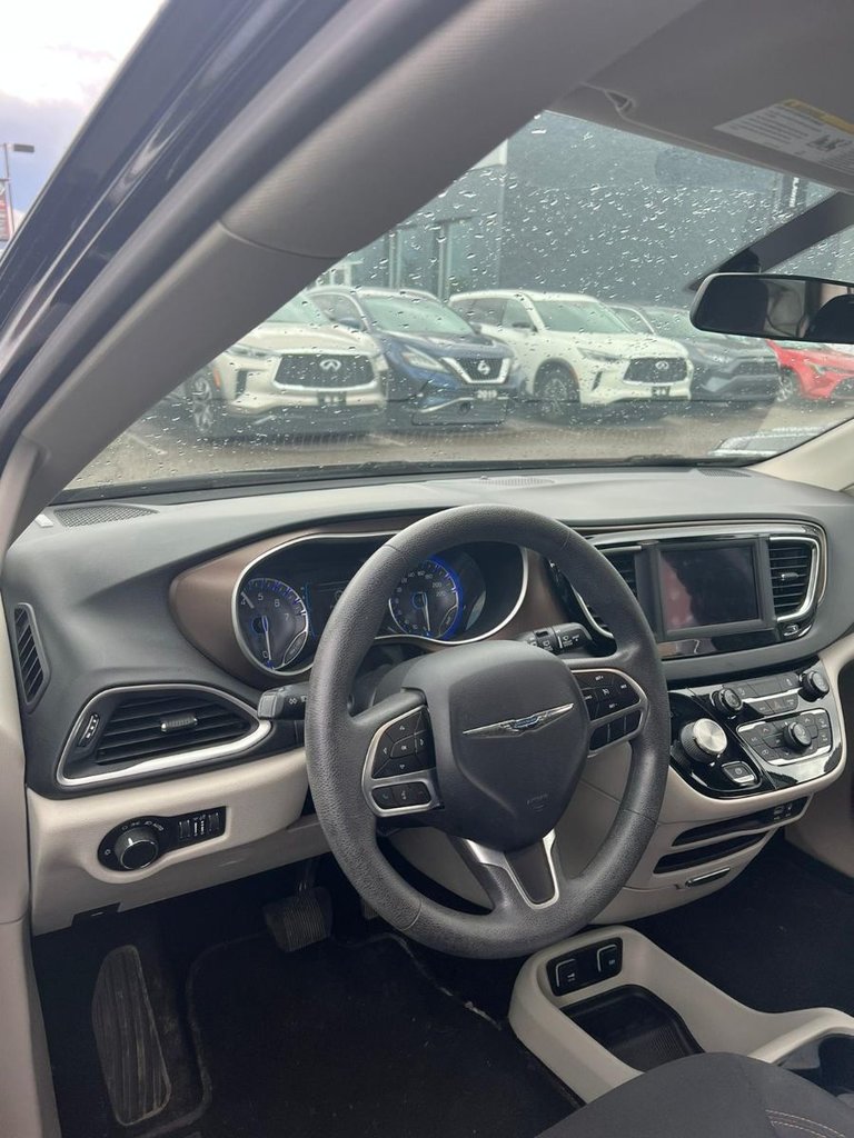Used 2018  Chrysler TOURING image 10