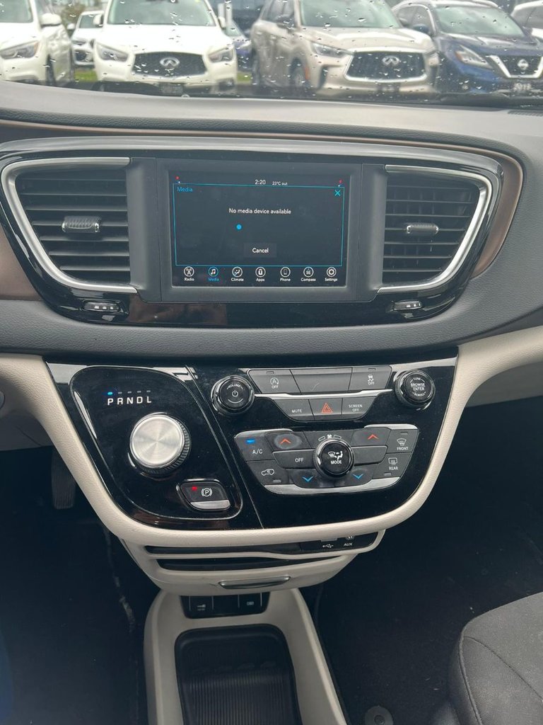 Used 2018  Chrysler TOURING image 8