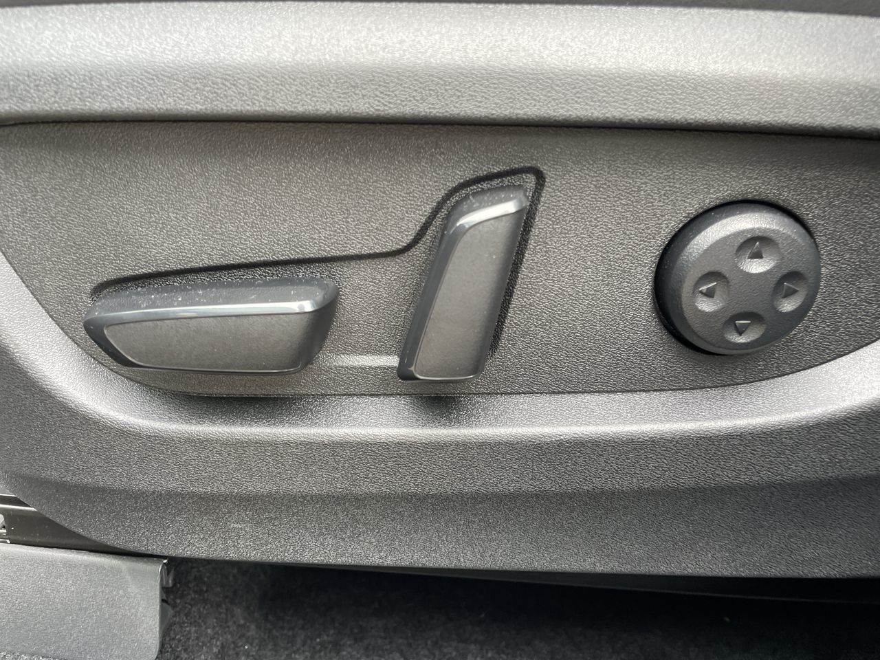 New 2023 Slate Gray INFINITI Essential image 21