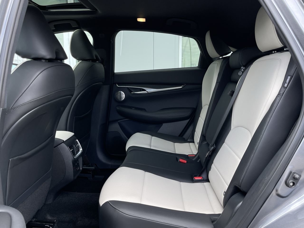 New 2023 Graphite Shadow INFINITI Sensory image 32