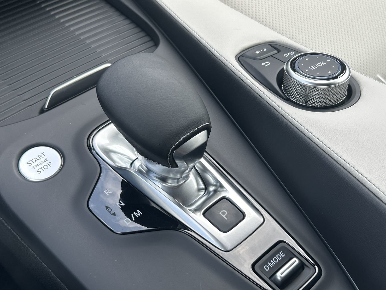 New 2023 Black Obsidian INFINITI LUXE image 28
