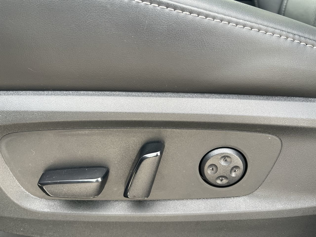 New 2023 Liquid Platinum INFINITI LUXE image 21