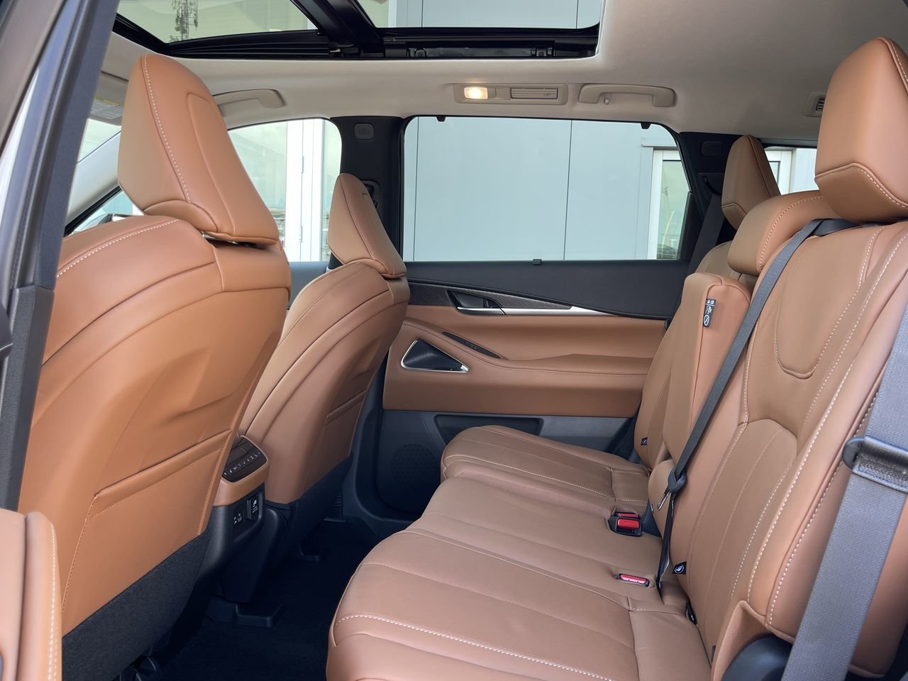New 2023 Majestic White INFINITI Sensory image 31