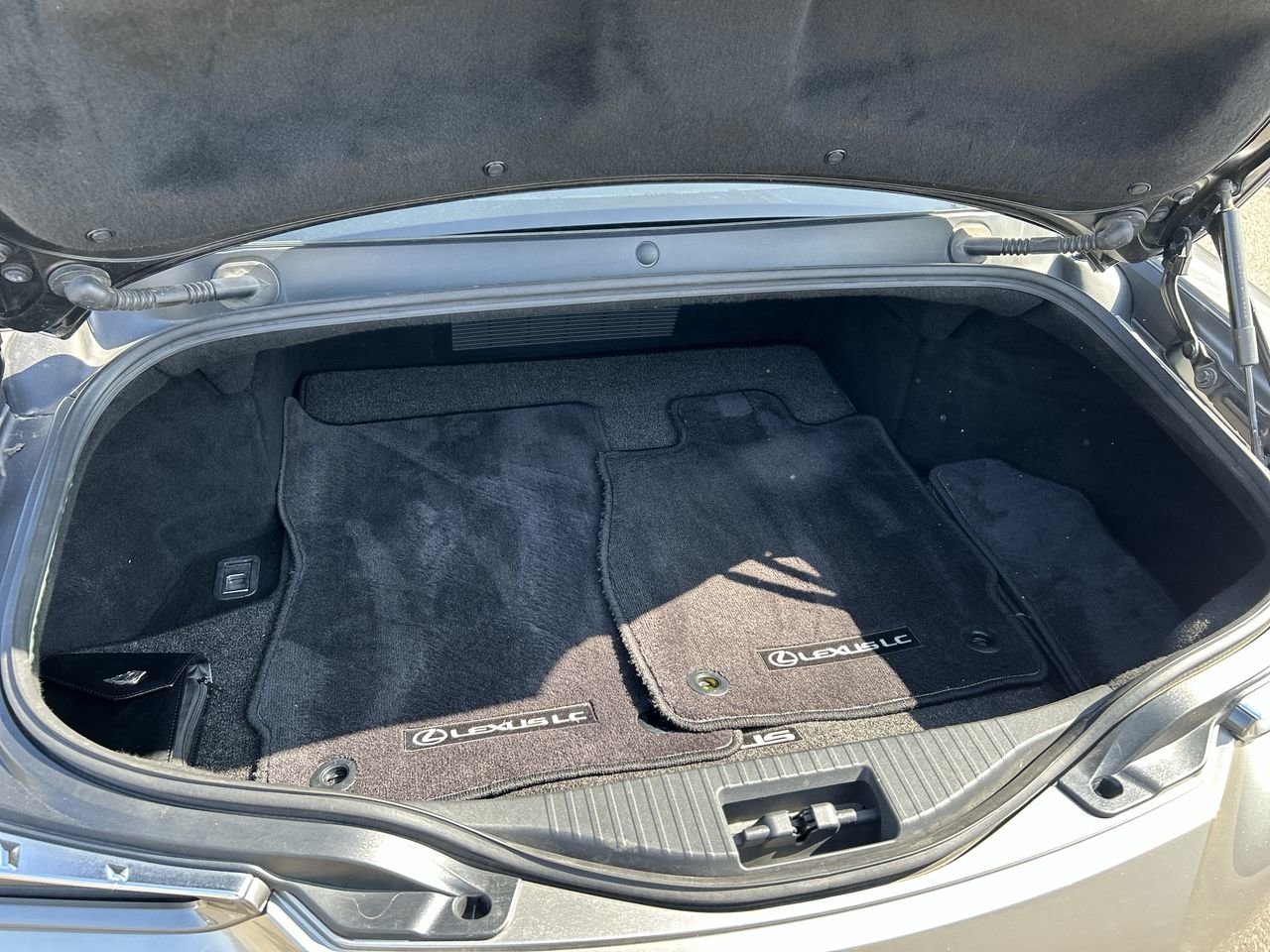 Used 2018 GREY Lexus V8 AWD image 31