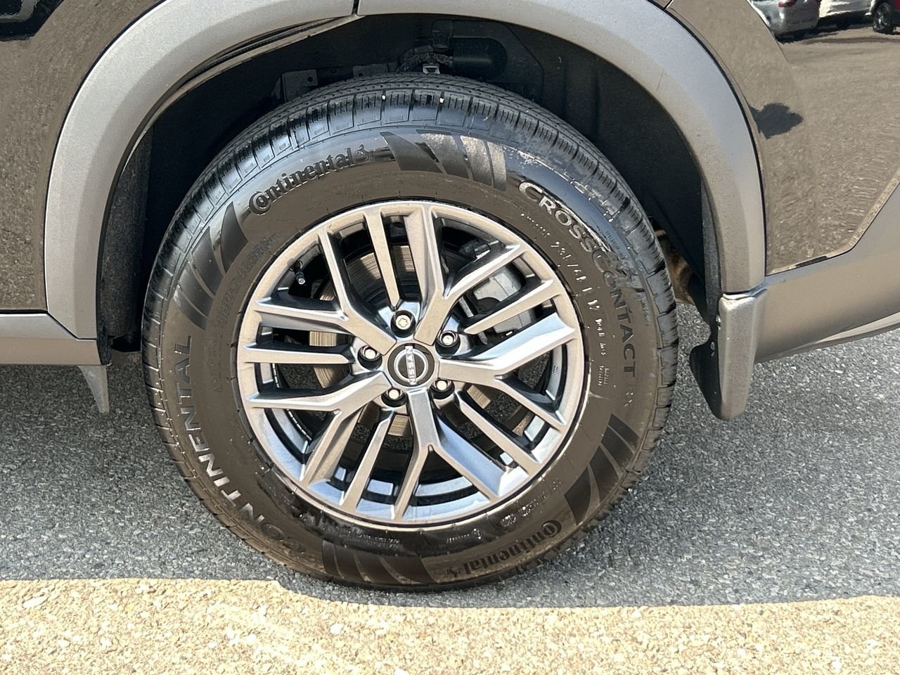 Used 2022 Super Black Nissan S AWD image 18