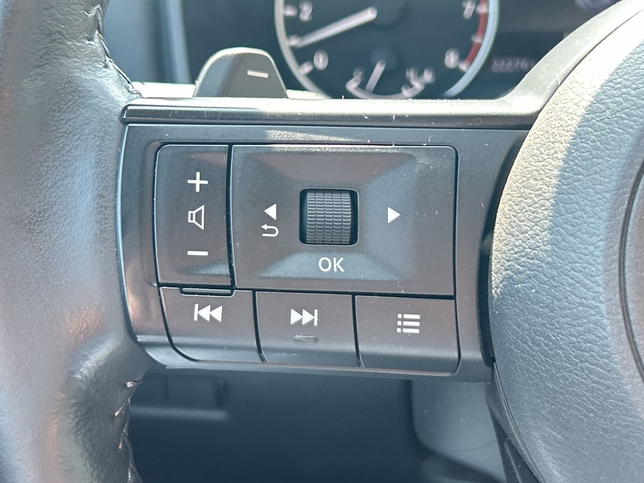 Used 2022 Super Black Nissan S AWD image 22