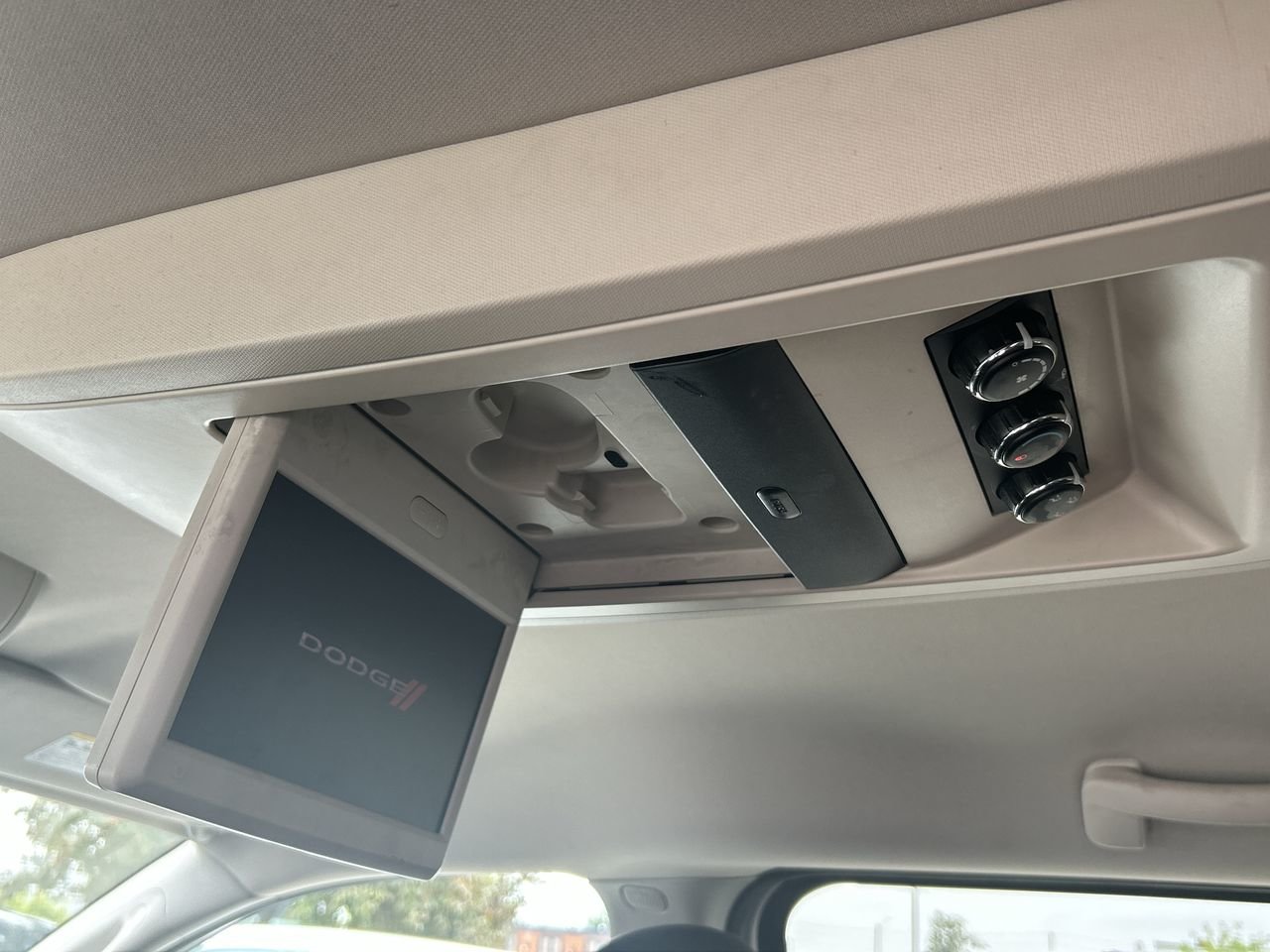 Used 2011 white Dodge SE Wagon image 29