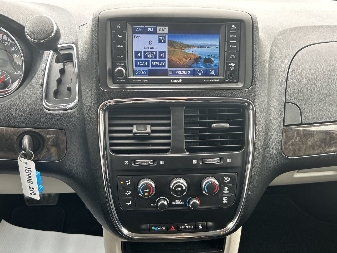Used 2011 white Dodge SE Wagon image 28