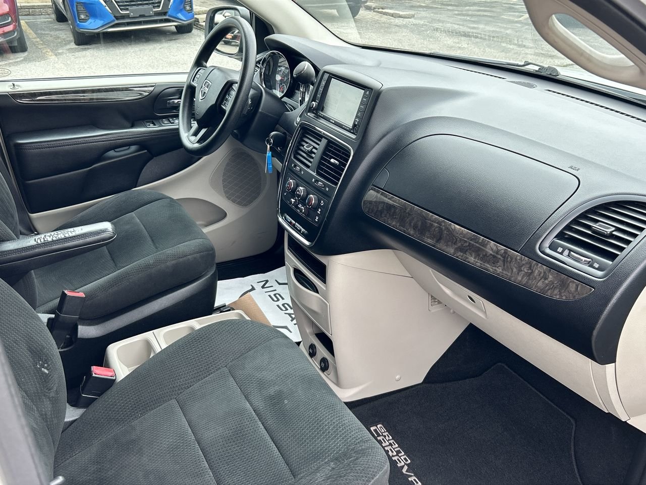 Used 2011 white Dodge SE Wagon image 33