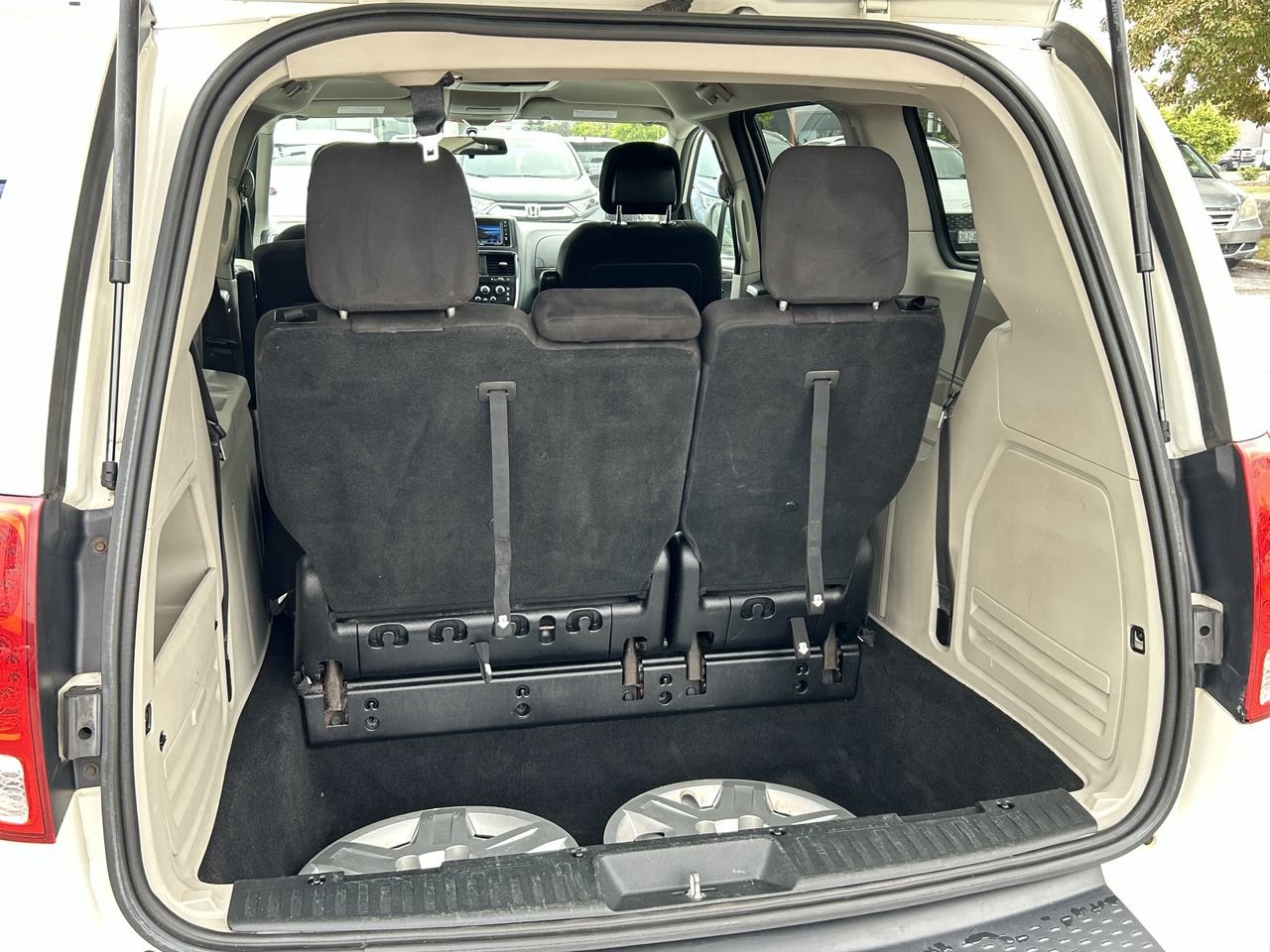 Used 2011 white Dodge SE Wagon image 32