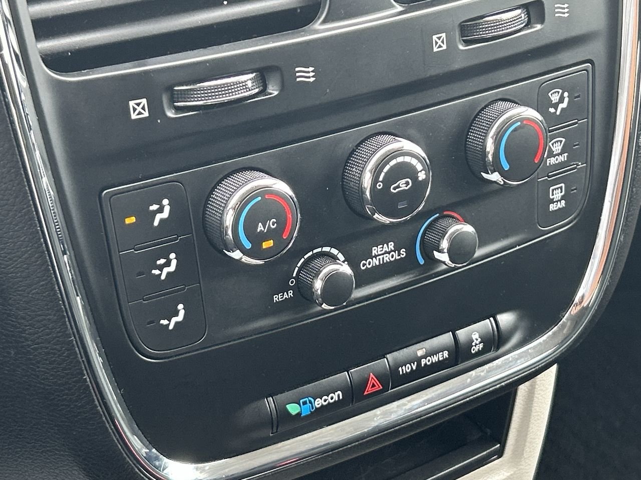 Used 2011 white Dodge SE Wagon image 26