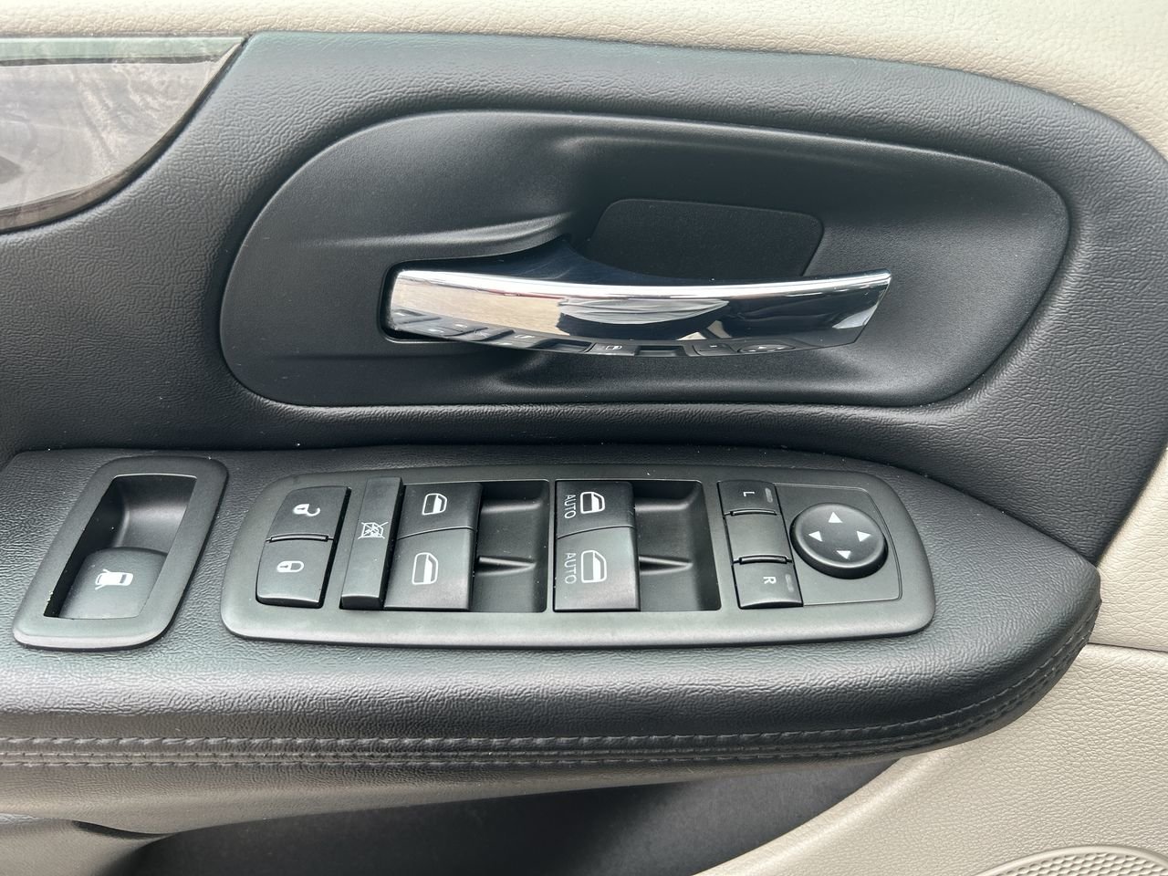 Used 2011 white Dodge SE Wagon image 21