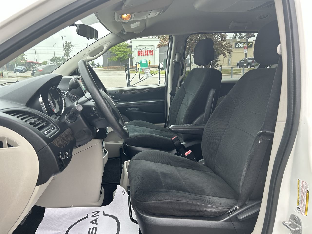 Used 2011 white Dodge SE Wagon image 19