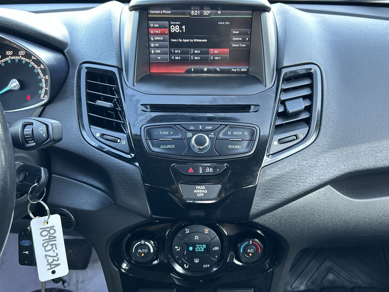 Used 2015 GREY Ford (5) SE image 27