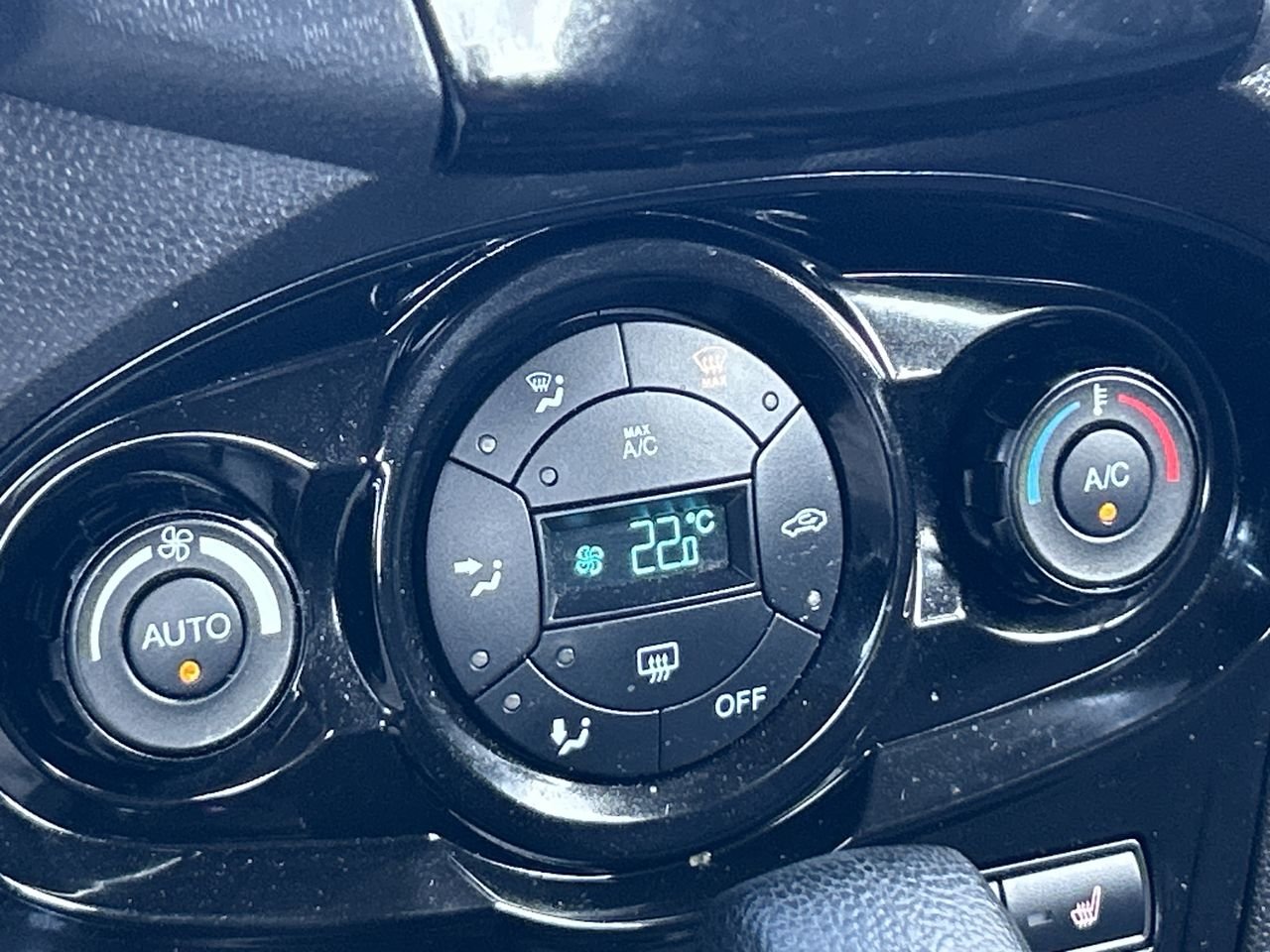 Used 2015 GREY Ford (5) SE image 25