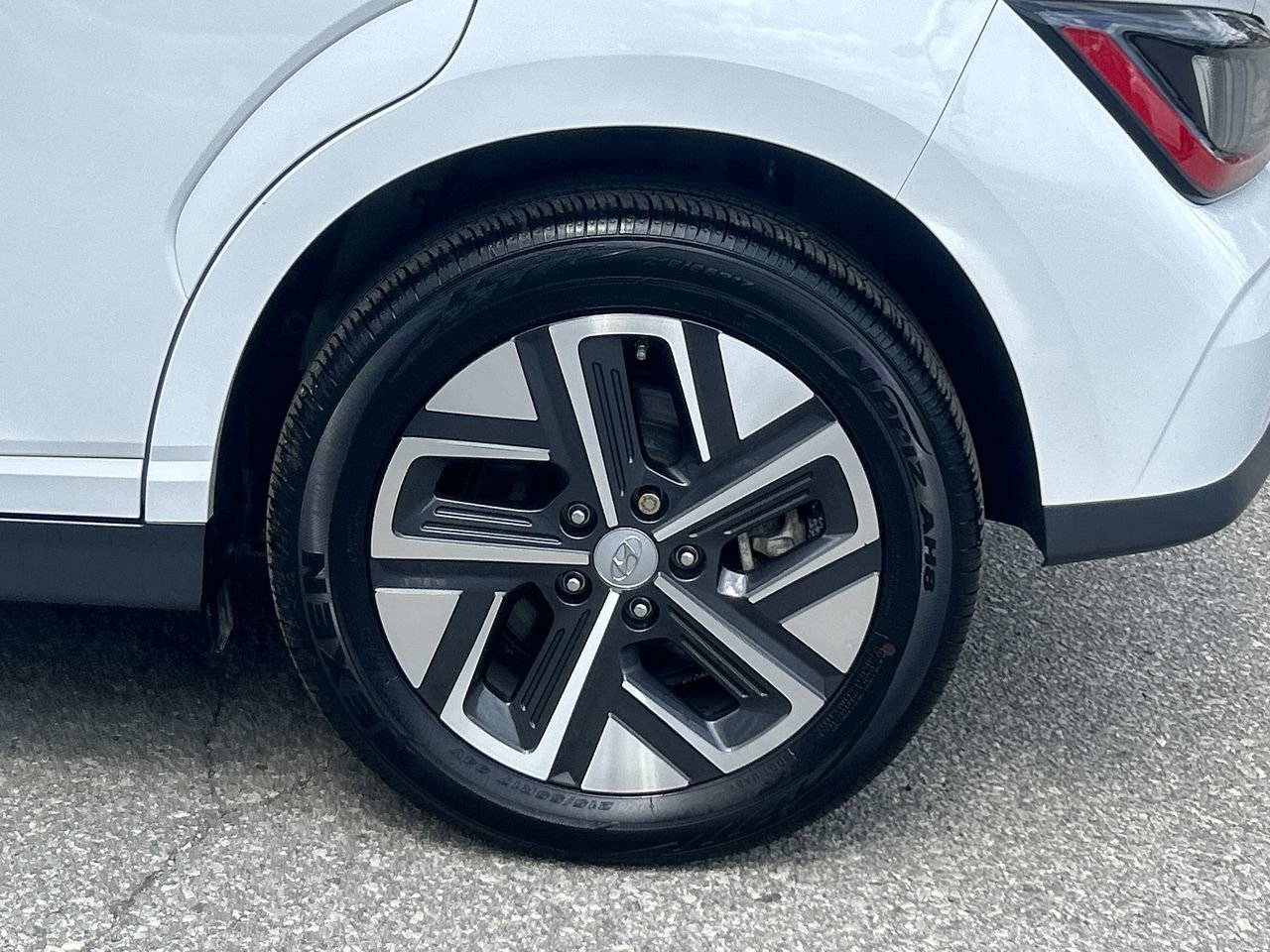 Used 2022 Atlas White/Phantom Black Hyundai Preferred Two-Tone image 18