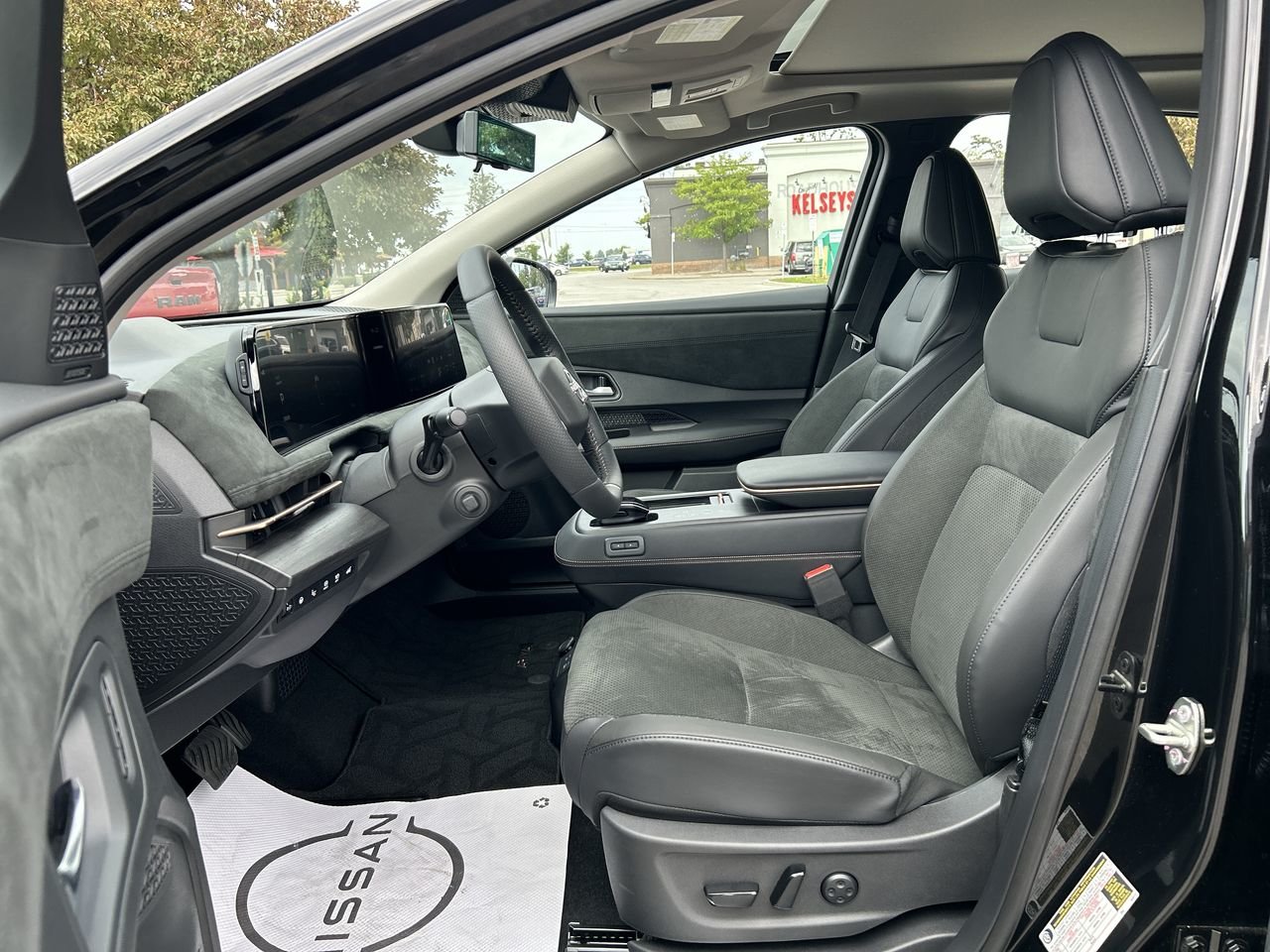 New 2023 Black Diamond Pearl Nissan Extended Range PLATINUM+ e-4ORCE image 22