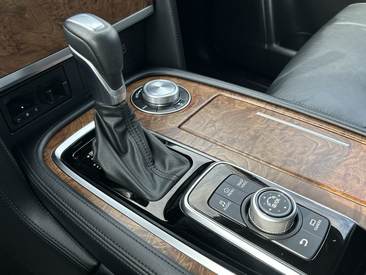 Used 2021 Aspen White Tricoat Pearl Nissan SL at image 28