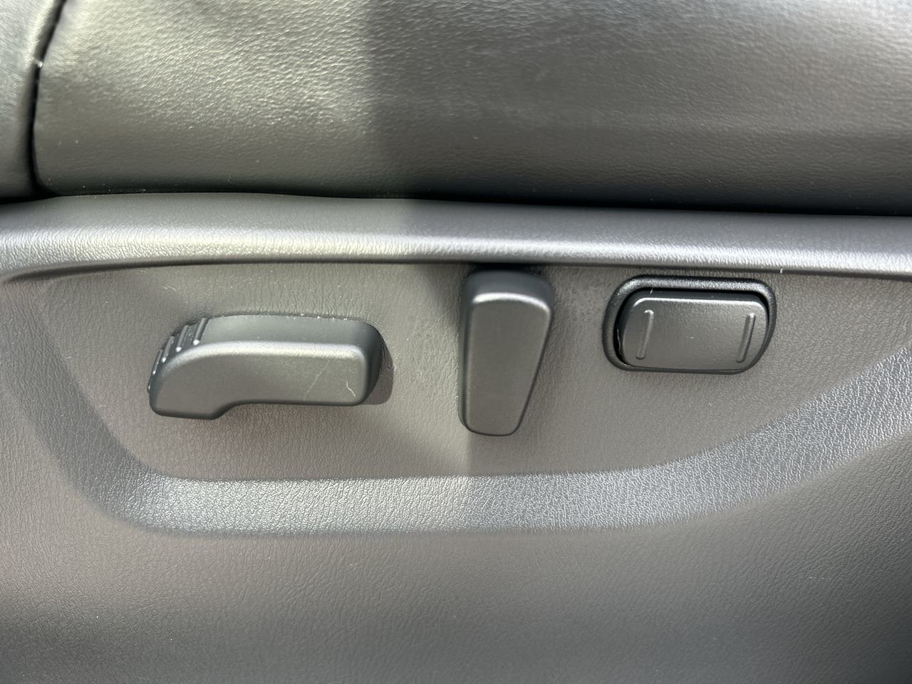 Used 2021 Aspen White Tricoat Pearl Nissan SL at image 20