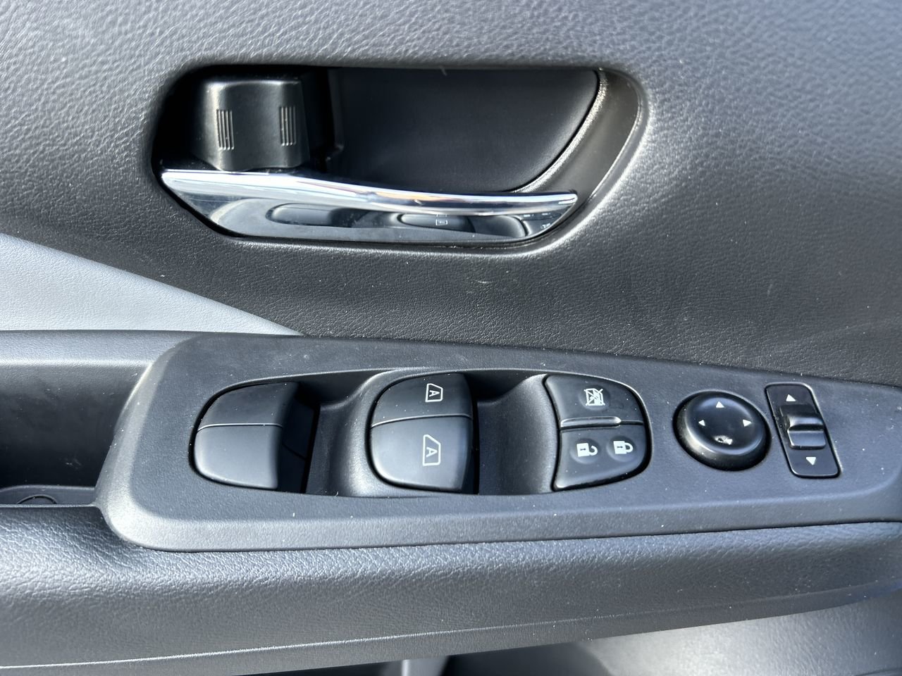 Used 2022 Electric Blue Met Nissan SR CVT image 21